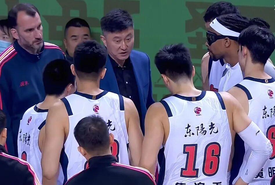广东男篮16分大胜，胡明轩14+4焦伯乔14+10，郭昊文复出砍20+5