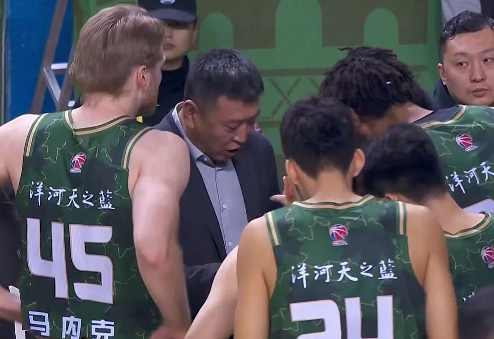 广东男篮16分大胜，胡明轩14+4焦伯乔14+10，郭昊文复出砍20+5